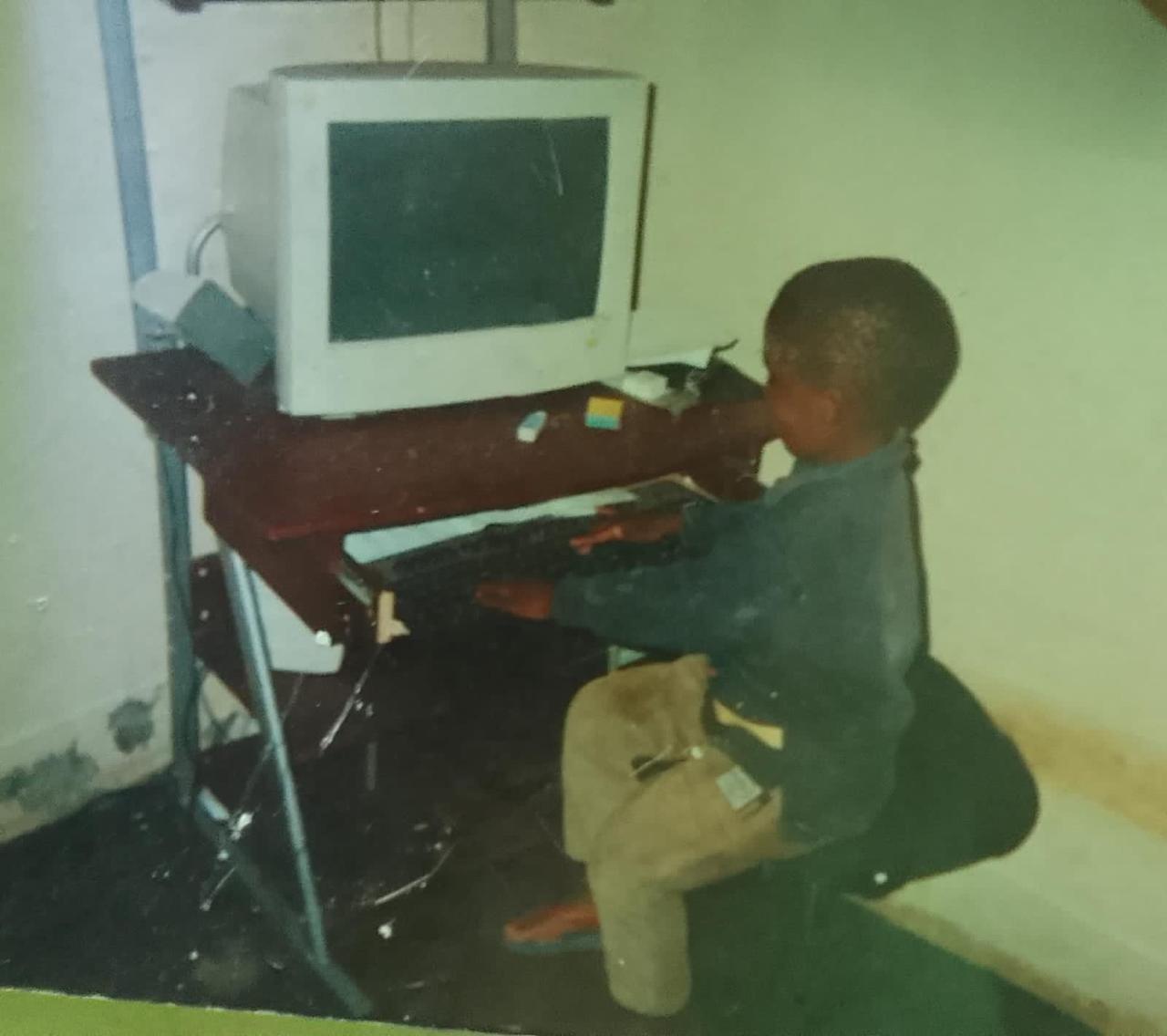 Agatão Francisco aos 4 anos no computador